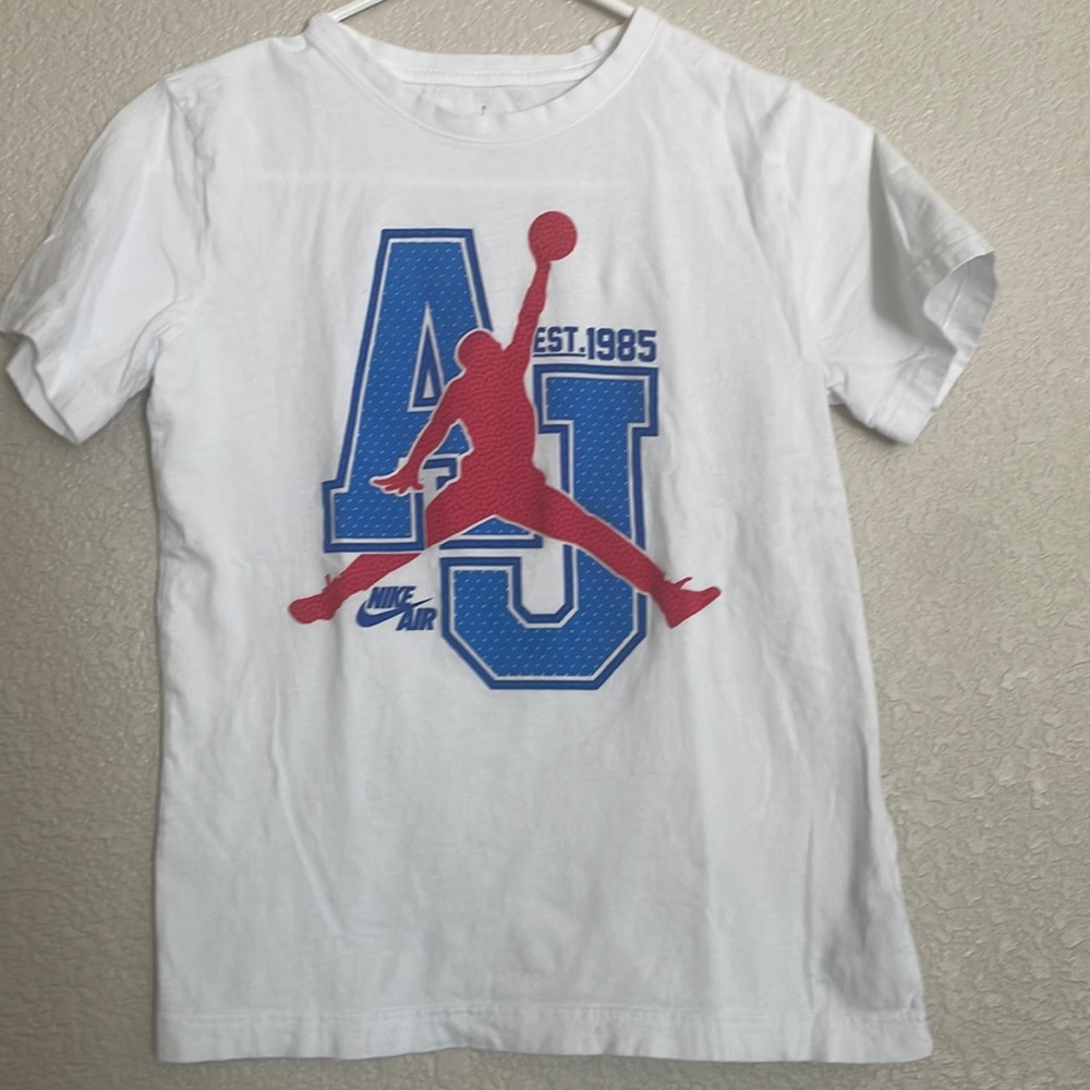 Nike air girls shorts sleeve top size medium fits 10 to 12 years used like new